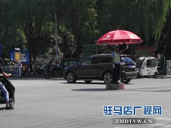 驻马店：高温下的魅力“警”色