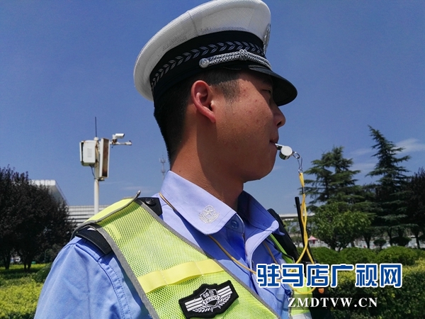 驻马店：高温下的魅力“警”色