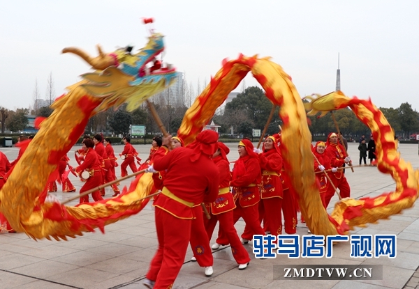 舞龙、耍狮、扭秧歌 驻马店民间艺术展演吸引数千市民围观