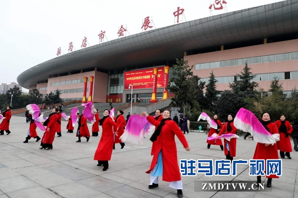 舞龙、耍狮、扭秧歌 驻马店民间艺术展演吸引数千市民围观