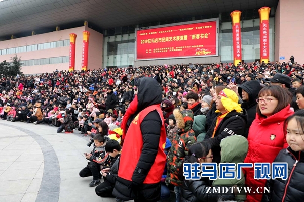 舞龙、耍狮、扭秧歌 驻马店民间艺术展演吸引数千市民围观