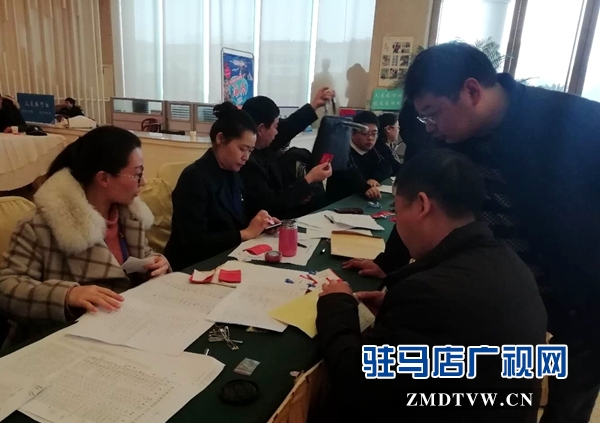 出席驻马店市政协四届三次会议的委员陆续报到