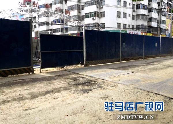 风光路拆除围挡后路面依旧坑洼 市民期盼再修复
