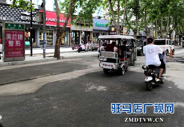 风光路拆除围挡后路面依旧坑洼 市民期盼再修复