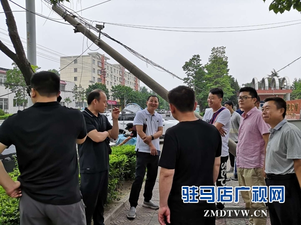 市长关注民生  交通路西段歪斜线杆已扶正 
