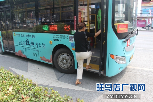 乐山大道慎阳路口公交站牌设置不合理    市民出行存隐患