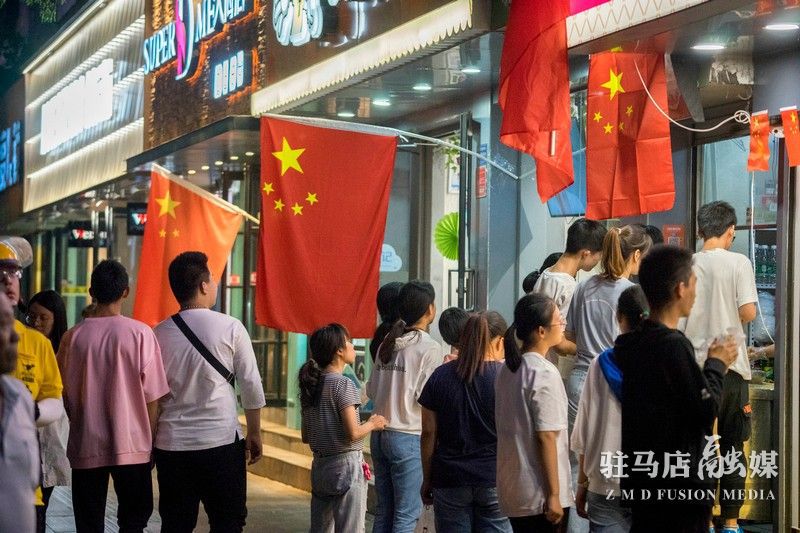 挂国旗，迎国庆，驻马店营造最美“中国红”