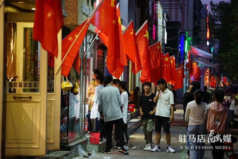 挂国旗，迎国庆，驻马店营造最美“中国红”