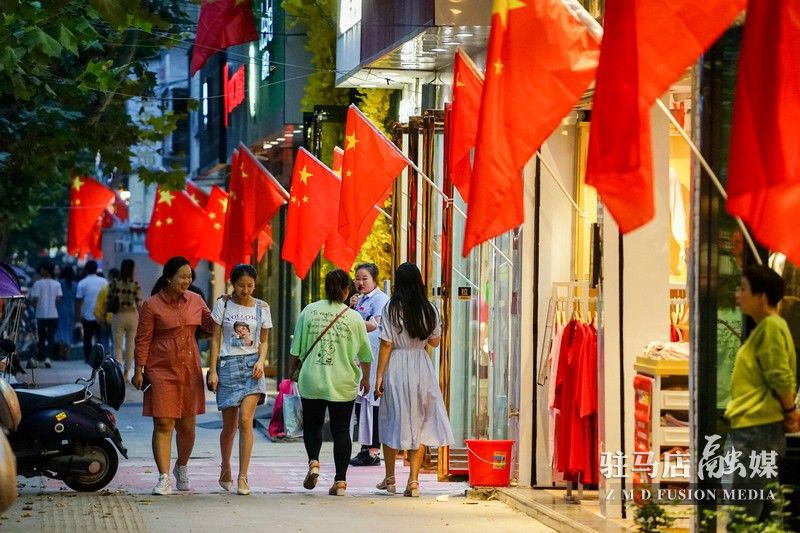 挂国旗，迎国庆，驻马店营造最美“中国红”