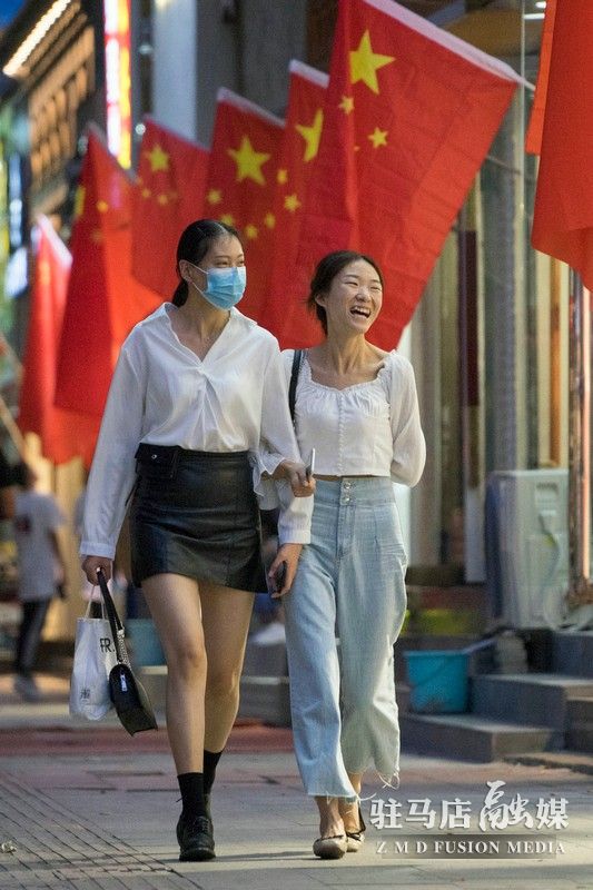 挂国旗，迎国庆，驻马店营造最美“中国红”