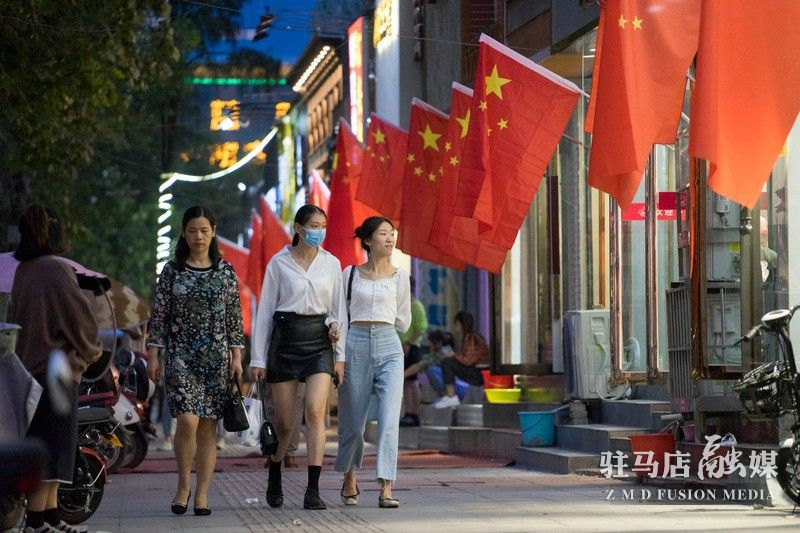 挂国旗，迎国庆，驻马店营造最美“中国红”