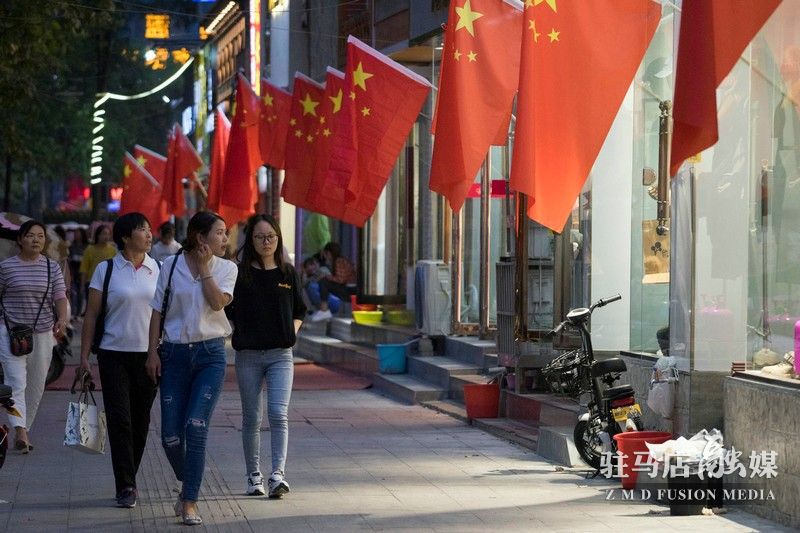 挂国旗，迎国庆，驻马店营造最美“中国红”