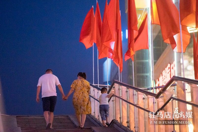 挂国旗，迎国庆，驻马店营造最美“中国红”