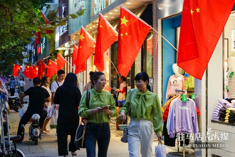 挂国旗，迎国庆，驻马店营造最美“中国红”