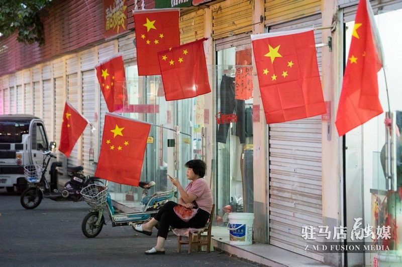挂国旗，迎国庆，驻马店营造最美“中国红”