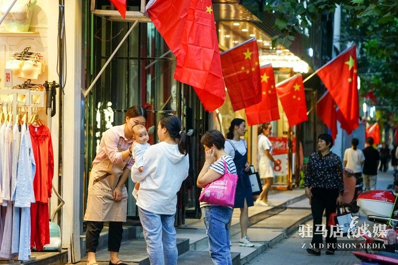 挂国旗，迎国庆，驻马店营造最美“中国红”