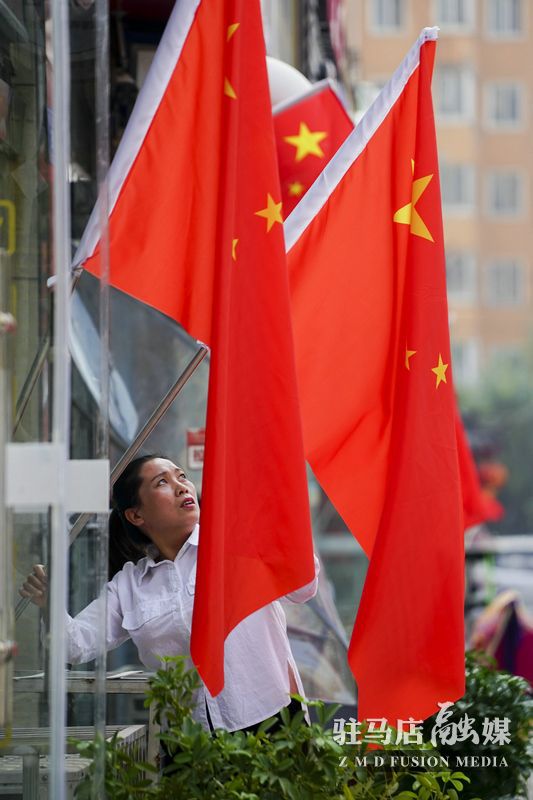 挂国旗，迎国庆，驻马店营造最美“中国红”