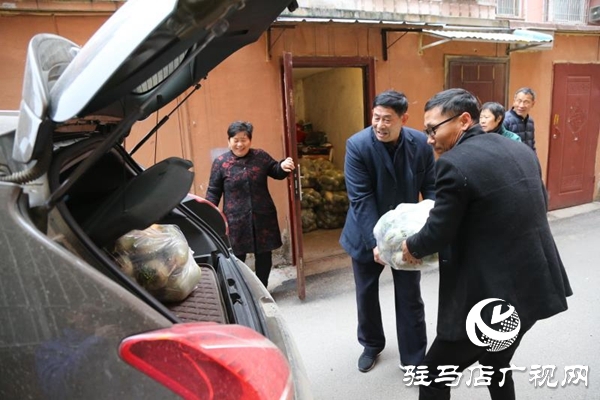 丰收萝卜销售难 老夫妻帮忙解困难