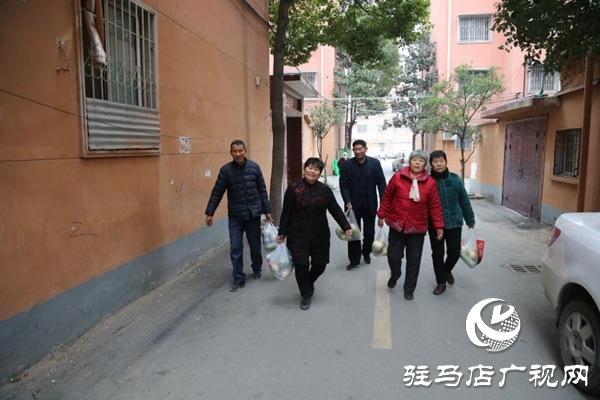 丰收萝卜销售难 老夫妻帮忙解困难