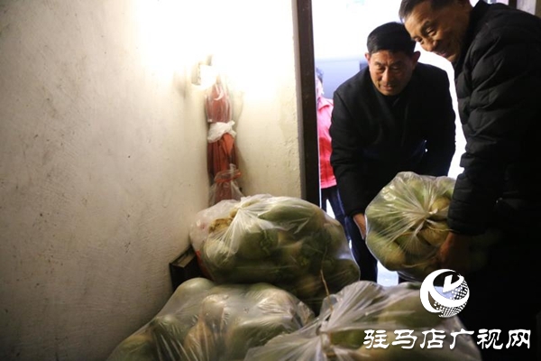 丰收萝卜销售难 老夫妻帮忙解困难