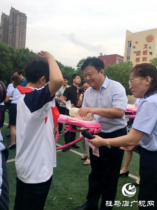驻马店四大班子领导开展“六一”慰问 与孩子们一起欢度节日