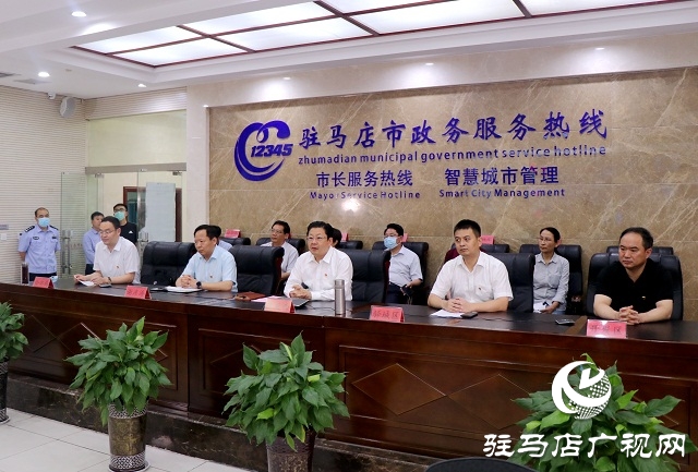 市长朱是西接听“12345”政务服务热线并现场批示