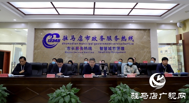 驻马店市政府副市长刘晓文接听“12345”热线