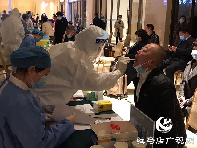 人大代表按时报到 建言献策为民发声