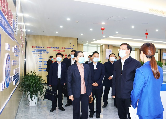 市长李跃勇现场接听驻马店市12345政务服务便民热线——立行立办 解决好群众急难愁盼问题 民生为重 让热线更有温度更有力度