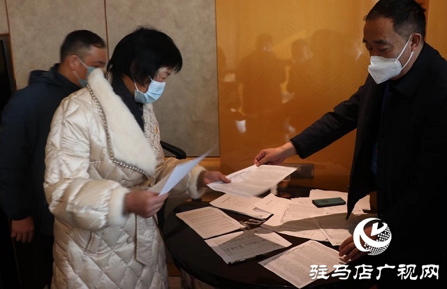 出席驻马店市五届人大一次会议的人大代表报到