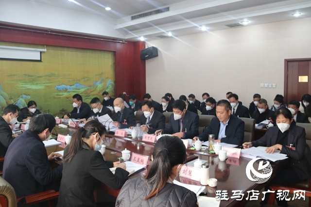 参加市政协五届一次会议的委员们分组讨论四届市政协常务委员会工作报告和提案工作情况